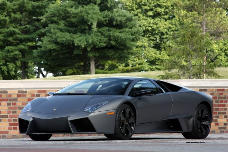 Lamborghini Reventón - left side view